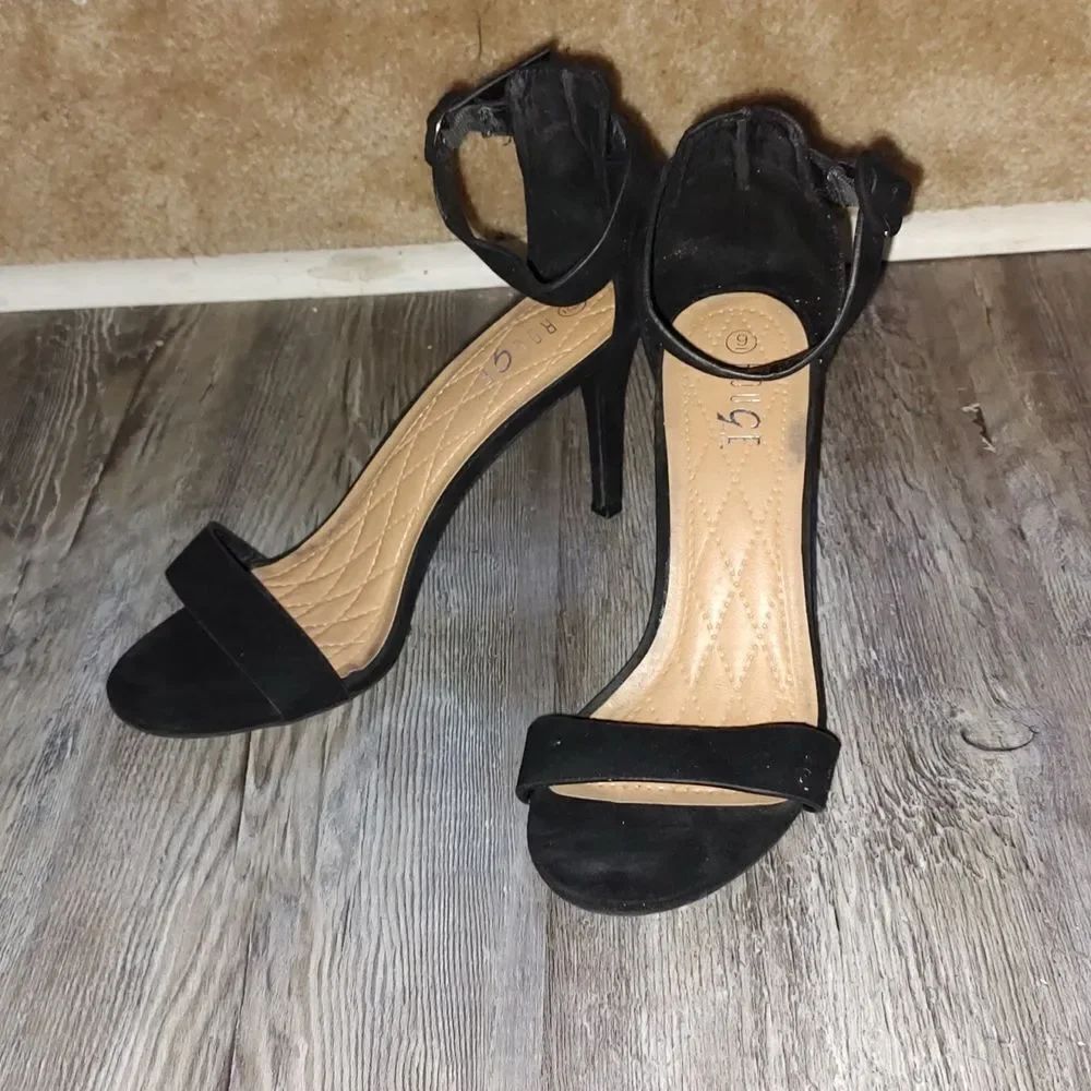 Rouge black 3.5" ankle strap heels Sz 9